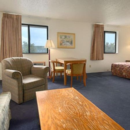Super 8 Davenport Hotel Room photo