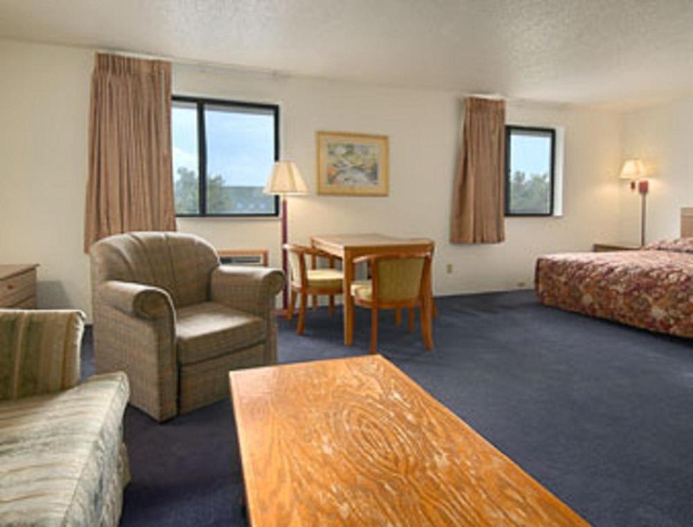 Super 8 Davenport Hotel Room photo